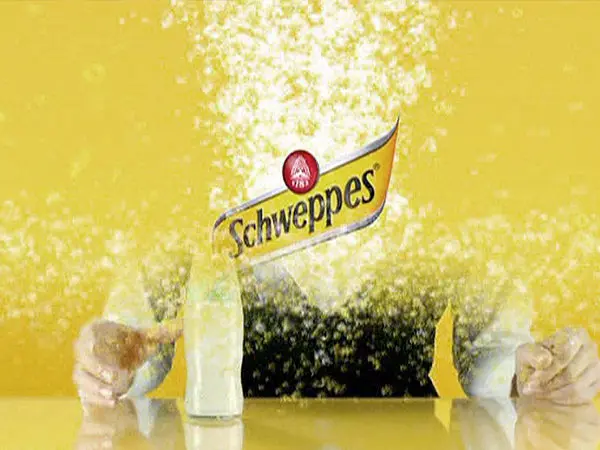 Schweppes-Werbemotiv mit Splash-Effekt