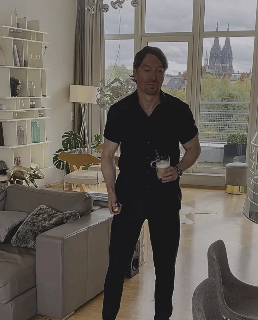 Jan Froboese in Köln, im Hintergrund der Kölner Dom